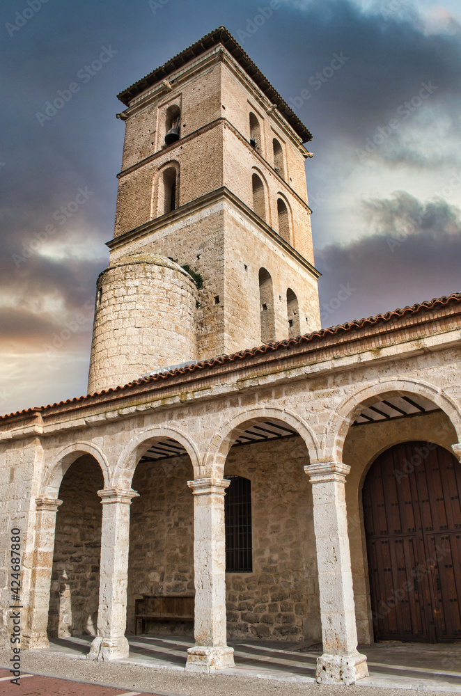 Pórtico y campanario de estilo gótico mudejar del siglo XIII de la iglesia parroquial de San Cipriano en Fuensaldaña, Valladolid