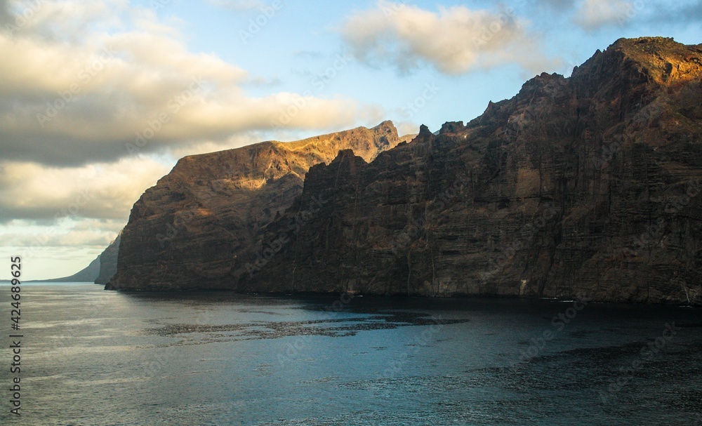 Vista panorámica matutina de Los Gigantes desde la localidad de Santiago del Teide. Localidad ubicada en la costa sur de la isla de Tenerife, Islas Canarias, España.