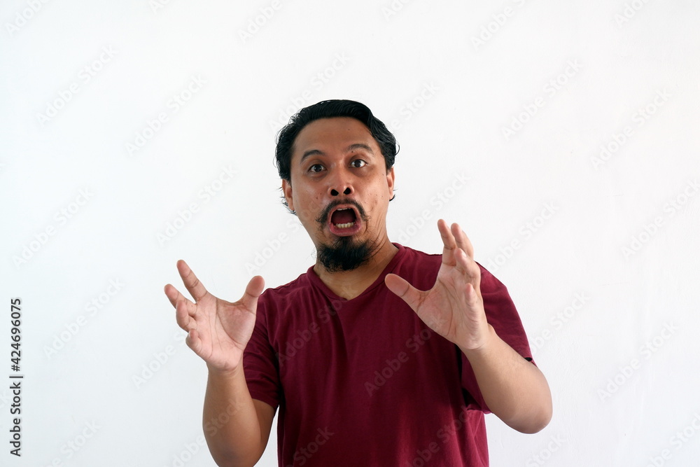 Fototapeta premium fabulous asian man shocked and surprised while looking camera