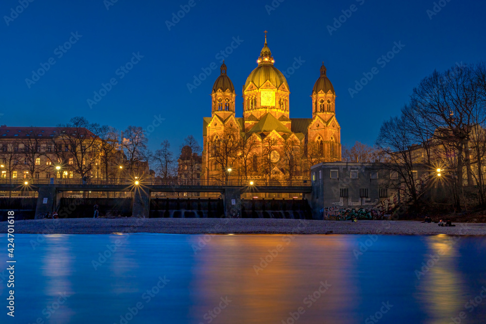 Lukaskirche in München bei Nacht, Bayern, Deutschland