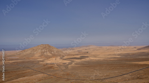 paisaje desertico de la isla Fuerteventura  en Canarias  Spain. A la izquierda un peque  o cerro.