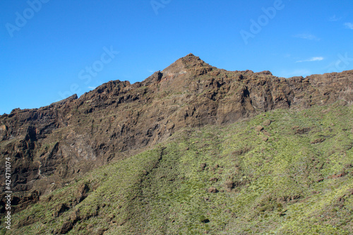 Montaña volcánica en el sur de la isla de Tenerife, Islas Canarias, España. Picos que rodean el famoso barranco de Masca al sur de la isla. © AngelLuis