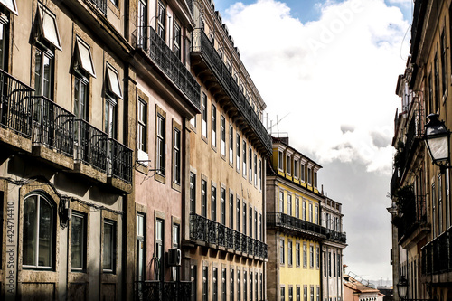 Colorful, typical and majestic old houses in Lisbon © SoniaBonet