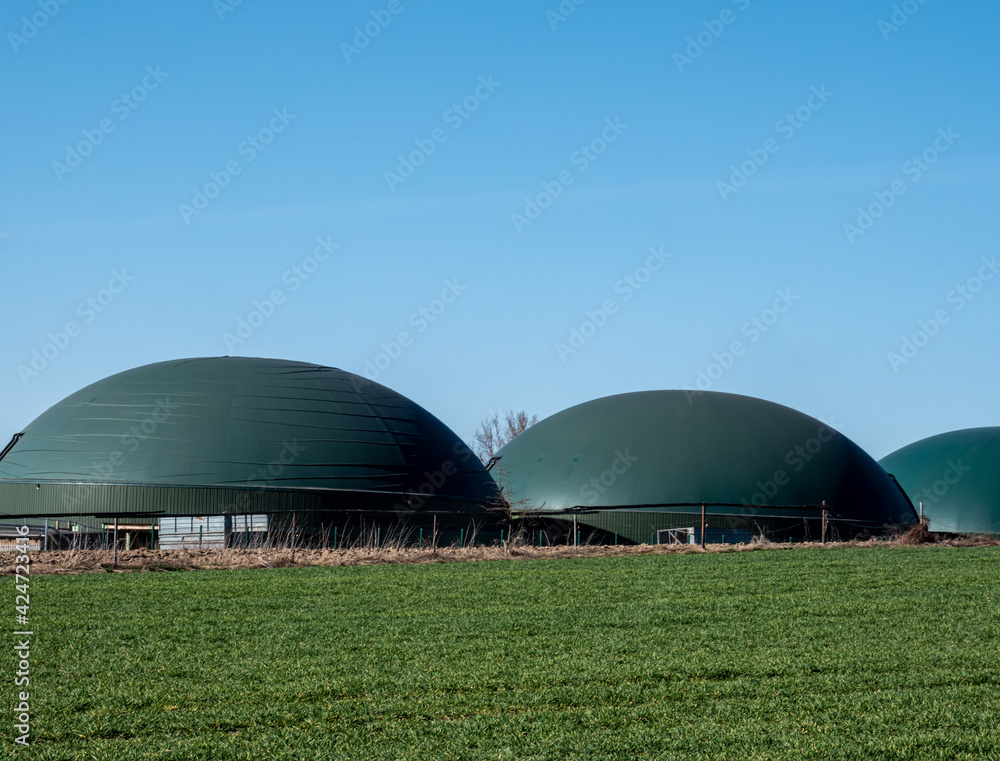 Obraz premium Biogasanlage in Deutschland mit Blauen Himmel