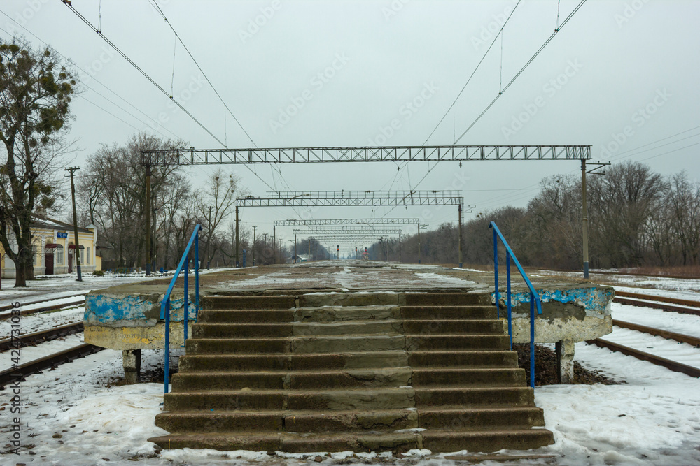 Fototapeta premium low angle perspective view from a railway platform in winter
