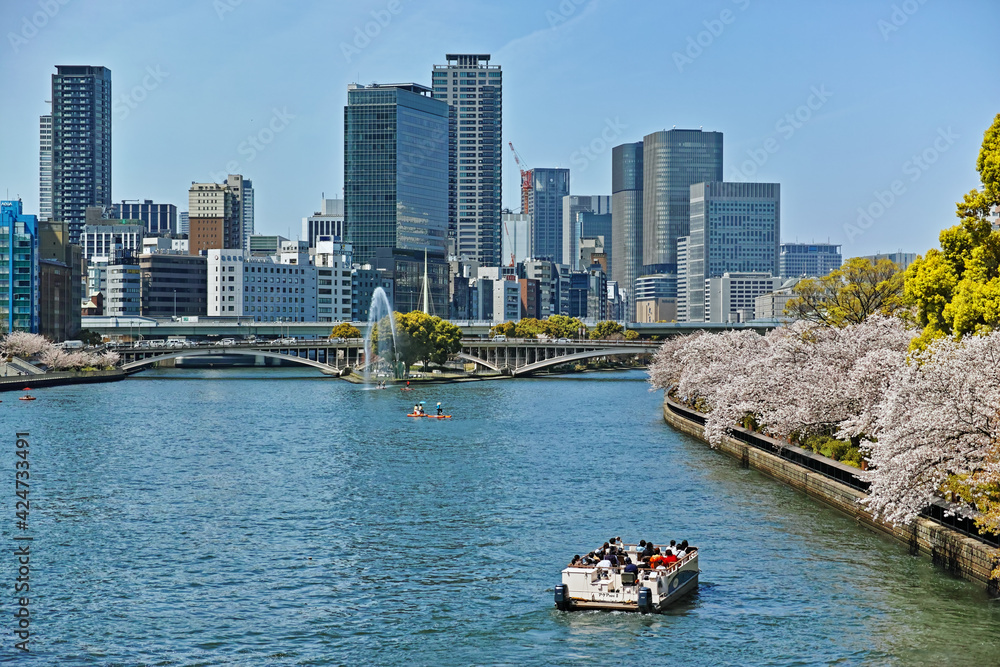 Fototapeta premium 春の大阪 天満橋から中之島方面を望む（天神橋と剣先噴水）