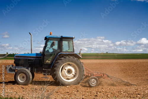 Tractor labrando la tierra