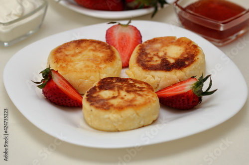 cheesecakes with strawberries