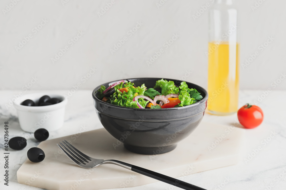 Bowl of fresh salad with vegetables on light background - obrazy, fototapety, plakaty 