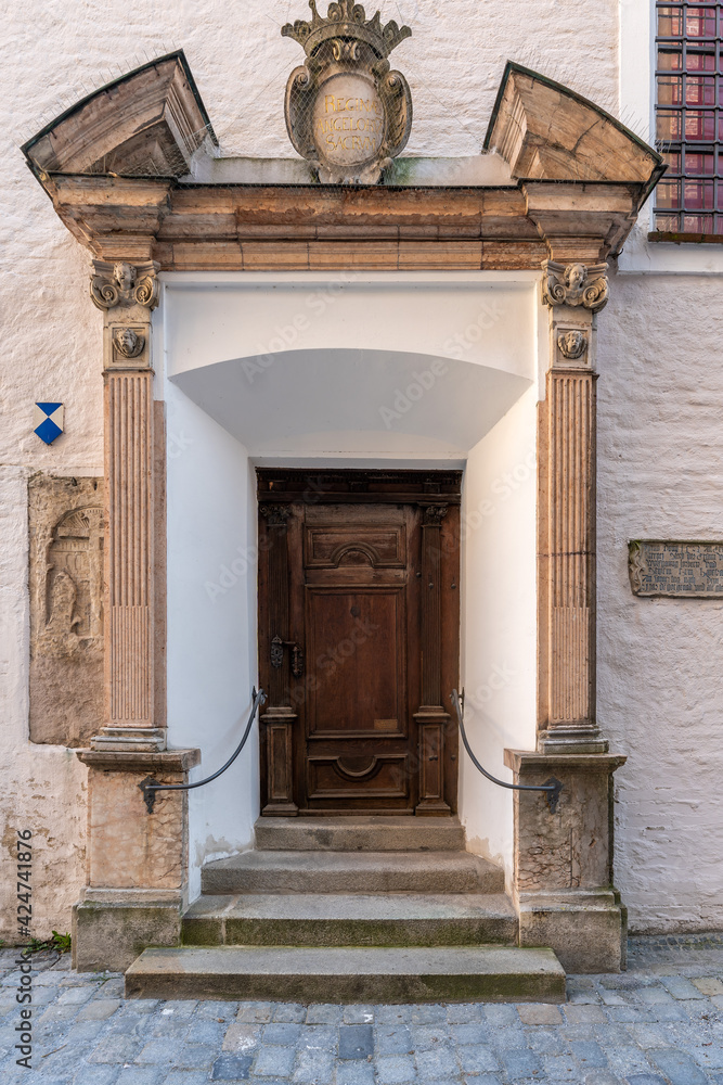 Alter Kirchentüre in der Stadt Landshut in Niederbayern | Holztüre