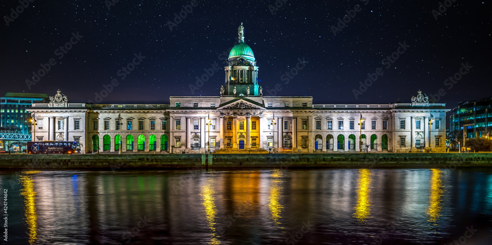 Naklejka premium Beautiful scene night Dublin Ireland capital landscape city urban area old town modern office building The Custom House