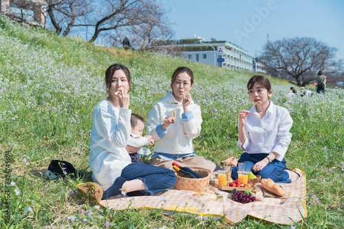 ピクニックを楽しむ人たち