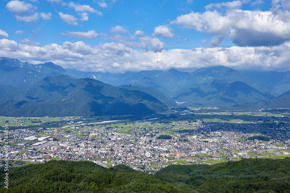 夏、鷹狩山の展望台から見た大町市 長野県