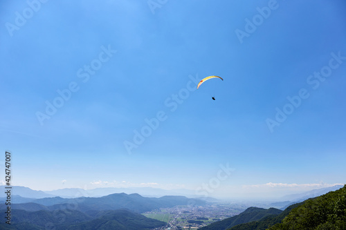 夏、木崎湖上空を飛ぶパラグライダー 長野県 大町市