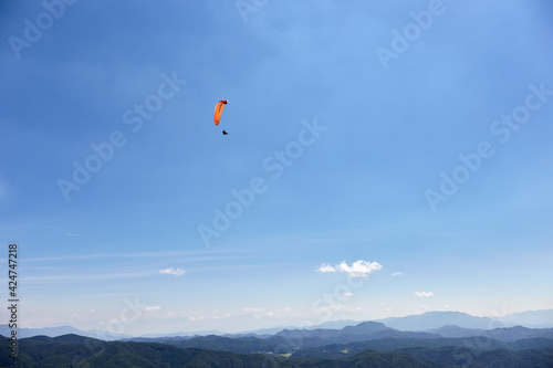 夏、木崎湖上空を飛ぶパラグライダー 長野県 大町市