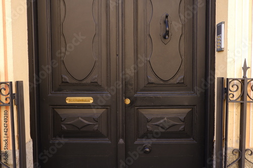 Black front door © JuanJos