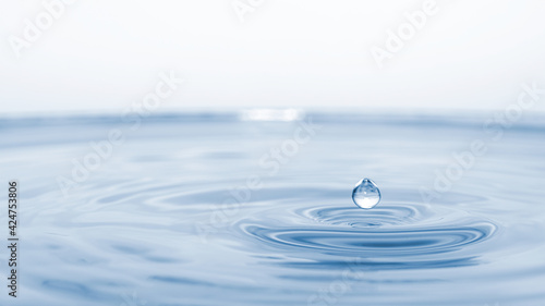 Foto water drop splash in a glass blue colored