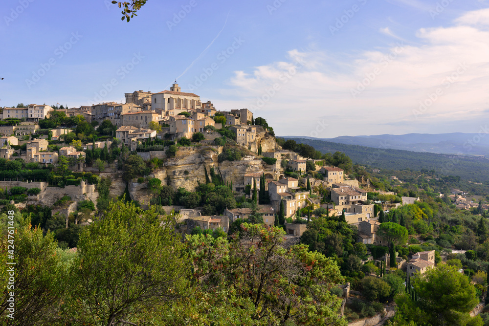 Gordes (84220) sur sa bute domine sa vallée, dans le département du Vaucluse en région Provence-Alpes-Côte-d'Azur, France
