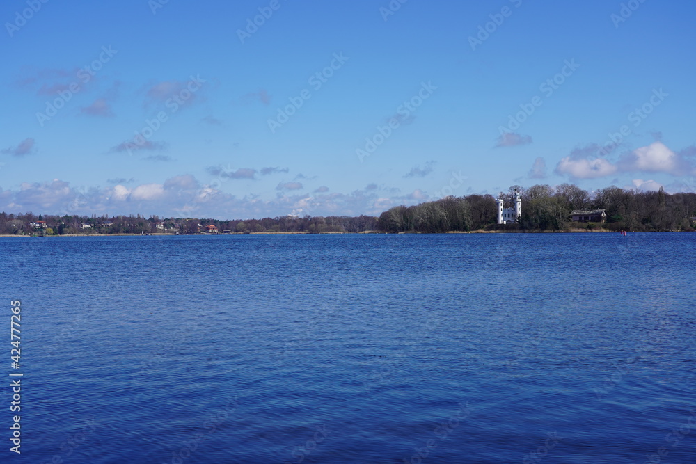Sonnige, blaue Panoramalandschaft der Havel mit Pfaueninsel
