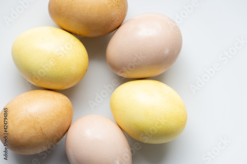 gefärbte Eier, gefärbt mit Curry, Rote Beete und schwarzem Tee