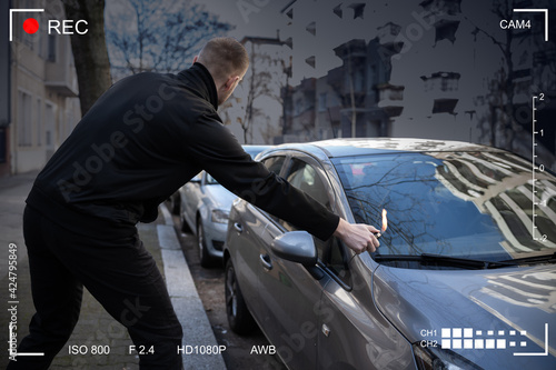 Φωτογραφία Arsonist Criminal Is About To Burn Car