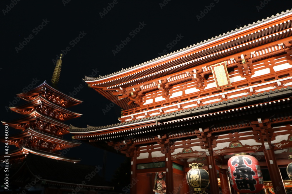 夜の浅草の浅草寺