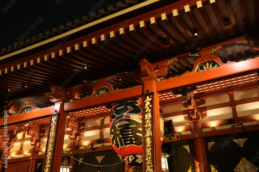 夜の浅草の浅草寺