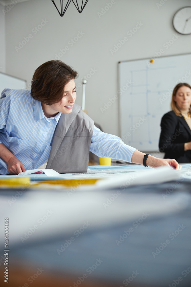 Obraz premium Female clothes design student using tape measure