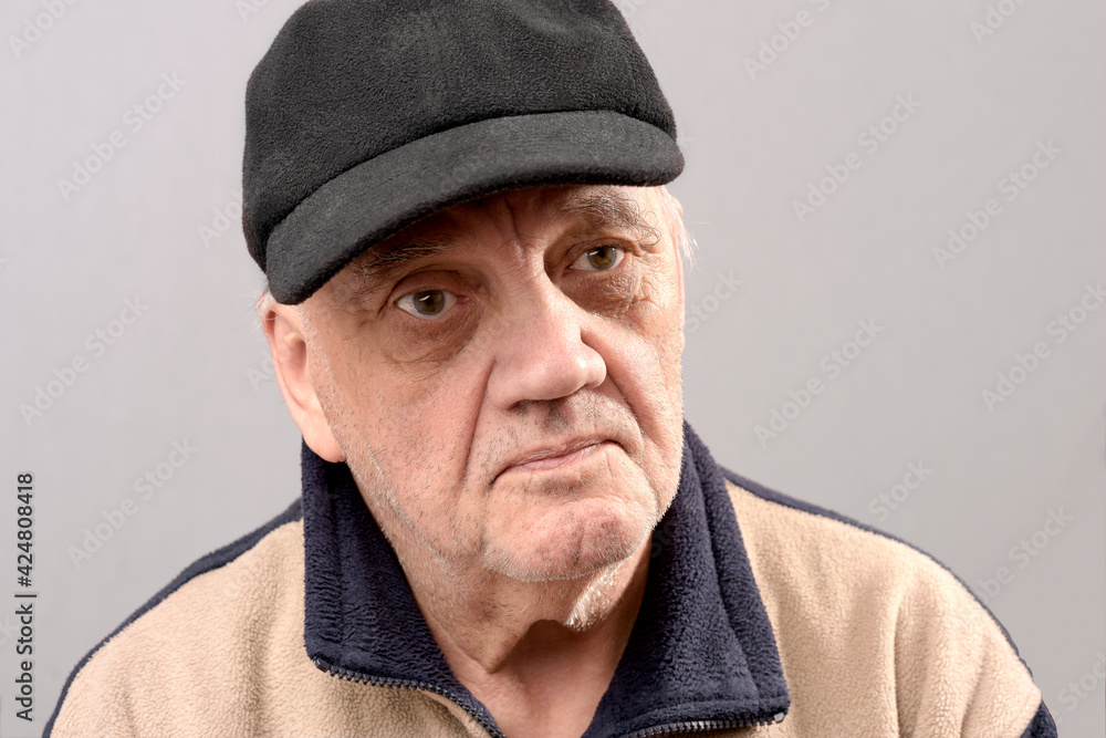 portrait vieil homme avec casquette isolé sur fond gris portrait vieil homme avec casquette isolé sur fond gris