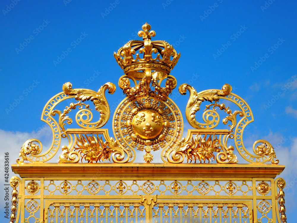Puerta de oro en el palacio Versalles Puerta de oro en el palacio Versalles