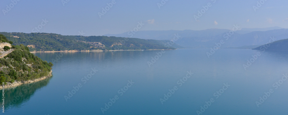 Panoramique Le lac qui ressemble à la mer, le lac de de Sainte-Croix à Sainte-Croix-du-Verdon (04500), département de Alpes-de-Haute-Provence en région  Provence-Alpes-Côte-d'Azur, France