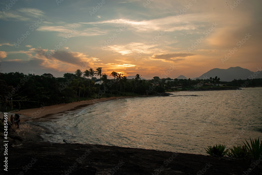 Atardecer en playa tropical paradisiaca	