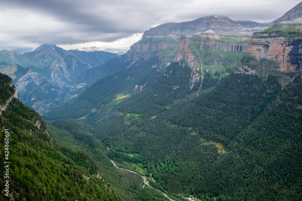 Vista de la zona más amplia del Valle de Ordesa, de donde parten todas las excursiones por contar con un gran aparcamiento y un área de descanso dentro del parque nacional, en los Pirineos españoles