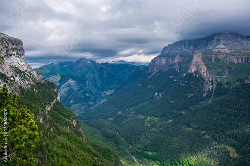 Nubes de tormenta sobre el valle glaciar cubierto de bosques mixtos de con  feras y hayas en el Parque Nacional de Ordesa  en los Pirineos espa  oles