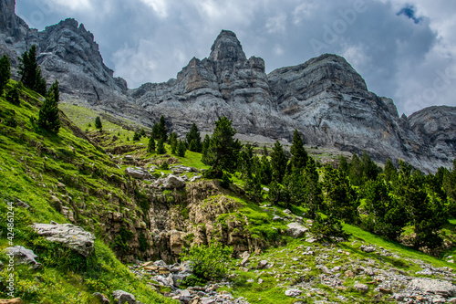 La roca caliza se alza formando paredes verticales por la acción glaciar y coronando los bosques de coníferas en el Parque Nacional de Ordesa, en los Pirineos españoles