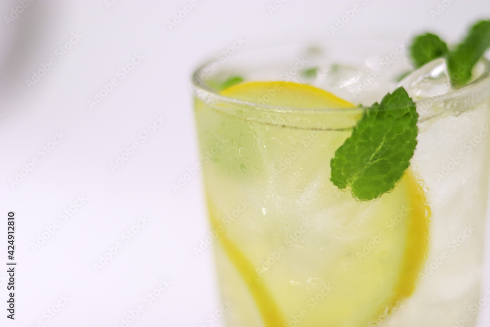 Fototapeta premium cocktail with lime and mint