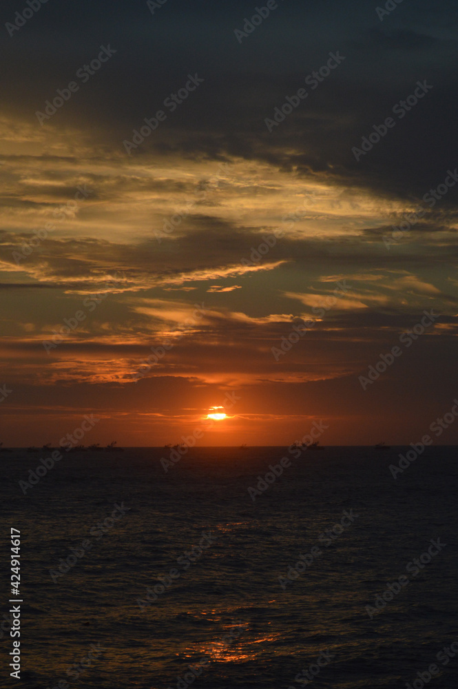 Fototapeta premium sunset in the sea
