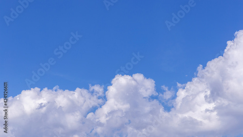 Niebieskiego nieba tło z chmurami