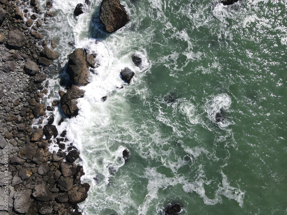 Obraz premium 4K Aerial drone photo of rocky shoreline with waves