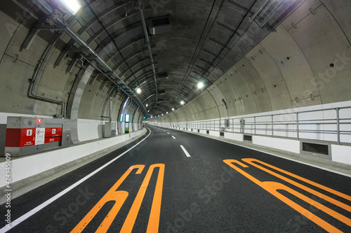 首都高中央環状線の山手トンネル（新宿区・東京） © w_p_o