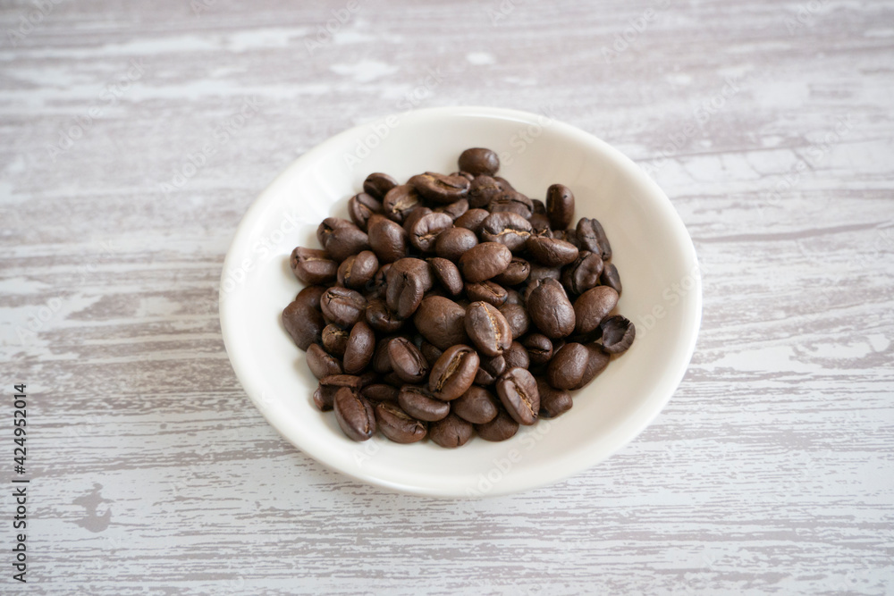 お皿に乗ったコーヒー豆 お皿に乗ったコーヒー豆