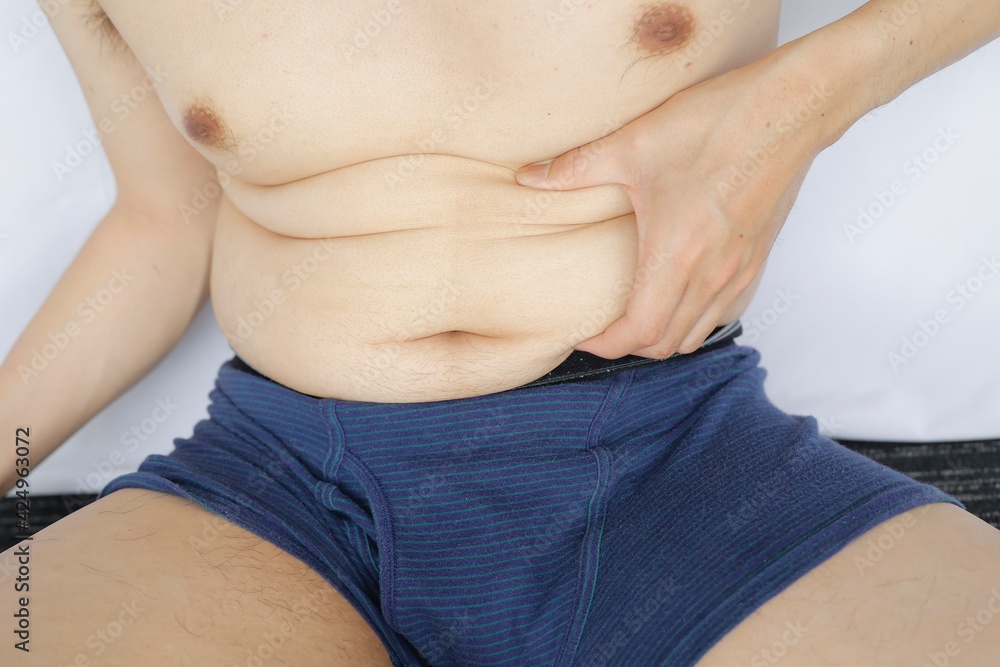 Naklejka premium 脂肪のついた若い男性の腹