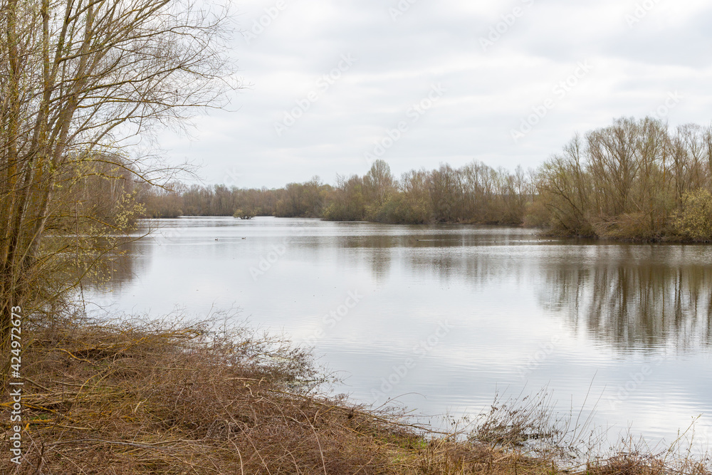 Panorama an einem kleinen See in der Lahnaue zwischen Heuchelheim und Allendorf bei Gießen in Hessen, Deutschland Panorama an einem kleinen See in der Lahnaue zwischen Heuchelheim und Allendorf bei Gießen in Hessen, Deutschland