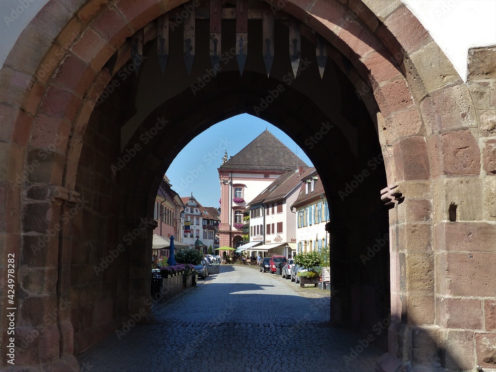 Blick durch das Stadttor in die Gassen der Altstadt in Gengenbach / Ortenaukreis