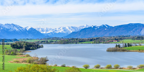 Riegsee mit Blick auf Murnau und die bayrischen Alpen im Frühling