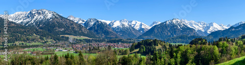 Oberstdorf vor den imposanten Bergen der Allgäuer Hochalpen 