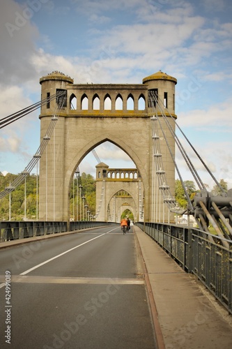 pont suspendu (Langeais - France) sur lequel des cyclistes traversent la Loire