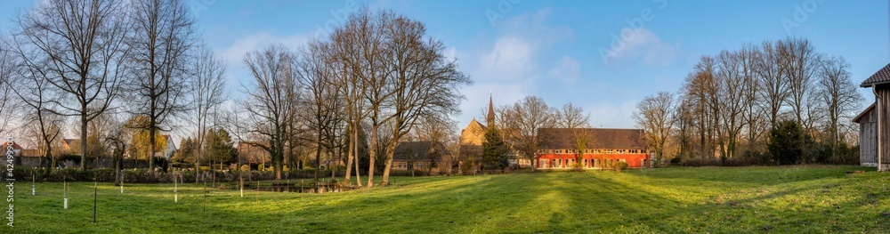 Panorama Grünanlagen mit Teich beim Kloster Loccum im Hintergrund die Klosterkirche im Frühjahr 2021