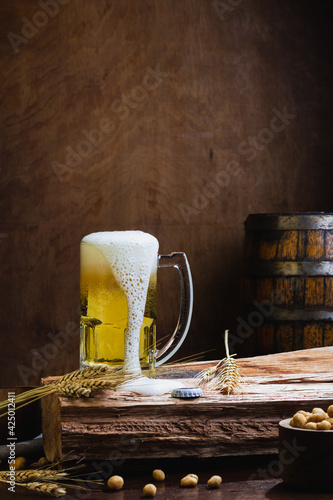 Sesión de cerveza con fondo de madera y barril 