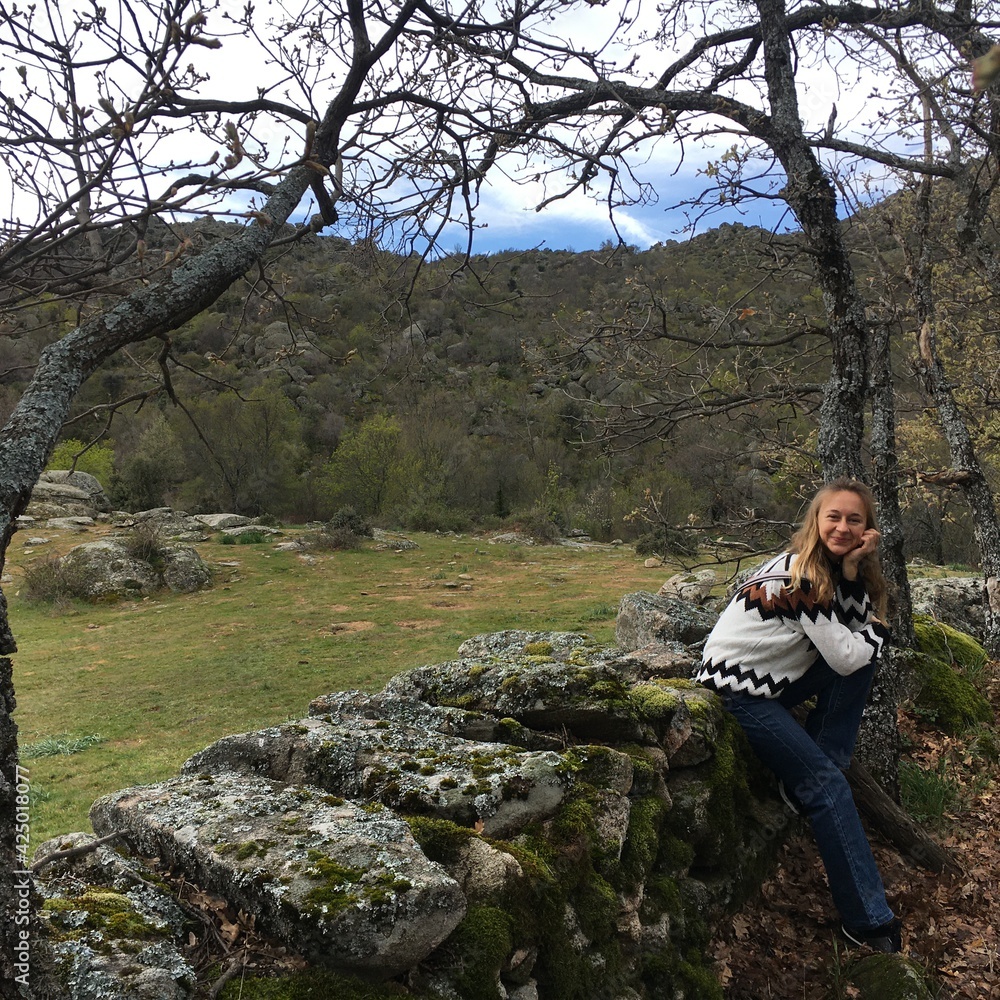 Naklejka premium person sitting on a rock